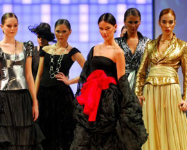 נשים מבוגרות בוחרות באופנה מוקפדת