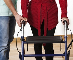 איך פותרים הפרעות הליכה בגיל הזהב -