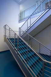 האם מומלץ להתקין מדרגות חירום ממתכת בבתי אבות?