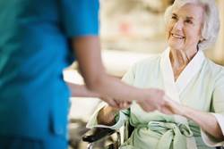 איך תבטחו את המטפל הסיעודי של הוריכם?