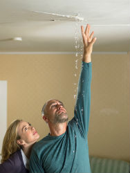 סובלים מנזילות? כך תאטמו לבד בקלות גם בגילכם