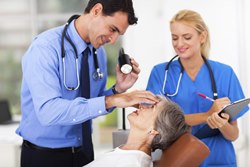 הרמת סינוס והשתלות שיניים לבני הגיל השלישי