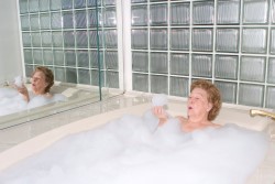 הסכות של שהייה בג'קוזי בגיל השלישי וכיצד אפשר להימנע מהן